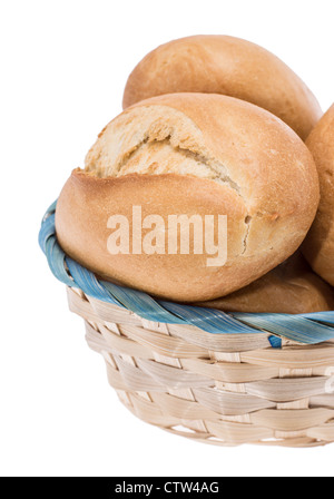 Petit panier rempli de petits pains isolated on white Banque D'Images