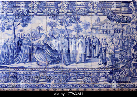 Une représentation d'une réunion des ordres religieux chrétiens et peuple chinois de tuiles azulejo à Torres Vedras, Portugal. Banque D'Images