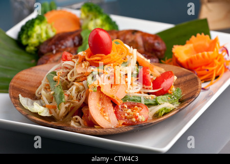 Plat traditionnel fraîchement préparé de la nourriture thaïe. Saucisses thaï et som tum salade de papaye verte. Banque D'Images