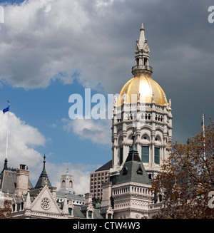 Gros plan sur la coupole d'or State Capitol building à Hartford dans le Connecticut. Banque D'Images