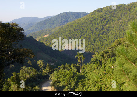 Collines et vallées dans la vallée haute de la rivière Itajai-Mirim Banque D'Images