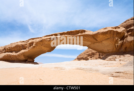 Pont de grès roche dans le désert de Wadi Rum, Jordanie Banque D'Images