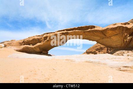 Pont de grès roche dans le désert de Wadi Rum, Jordanie Banque D'Images