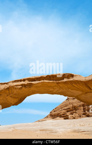 Pont de grès roche dans le désert de Wadi Rum, Jordanie Banque D'Images