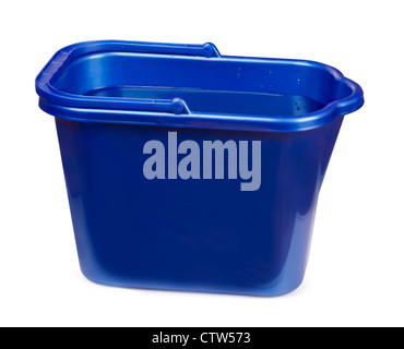 Seau en plastique bleu rempli d'eau isolé sur blanc Banque D'Images
