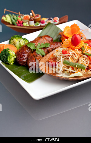 Assiette de saucisses Thaï fraîchement préparés et som tum salade de papaye verte. Banque D'Images