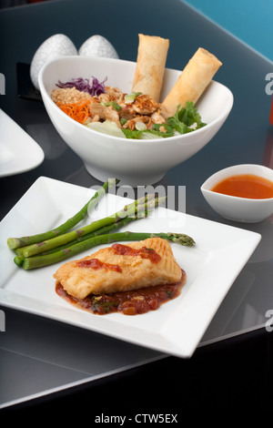 De style Thaï fraîchement préparé le dîner de poissons de mer aux asperges et apéritif avec une présentation contemporaine. Banque D'Images