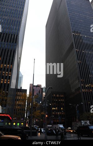 L'aube de l'automne, la circulation phares portrait banlieusards, les lumières électriques des gratte-ciel, 6ème Avenue et West 48th Street, New York Banque D'Images