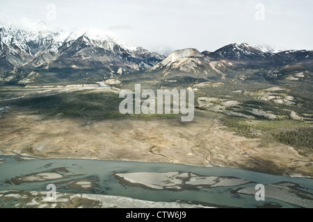 Vue aérienne de la vallée de la rivière Slims, dans les monts St. Elias, dans le parc national Kluane, territoire du Yukon, Canada. Banque D'Images
