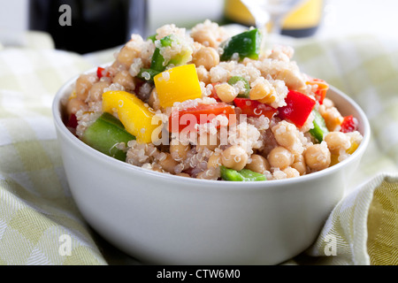 Close up of fresh Salade de quinoa avec les poivrons et les pois chiches. Banque D'Images