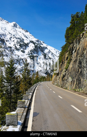 La route menant au col de Susten au-dessus du petit village de Gamden, Benese bernois, canton de Berne, Suisse. Banque D'Images