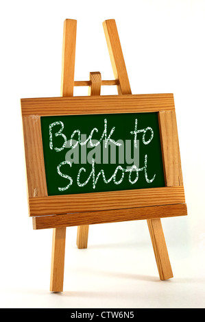 Retour à l'École de craie sur tableau noir vert écrit signe à structure en bois, sur chevalet, isolé sur fond blanc. Banque D'Images