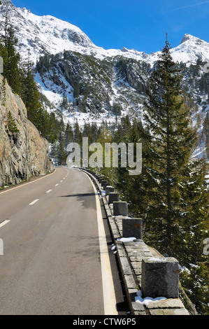 La route menant au col de Susten au-dessus du petit village de Gamden, Benese bernois, canton de Berne, Suisse. Banque D'Images