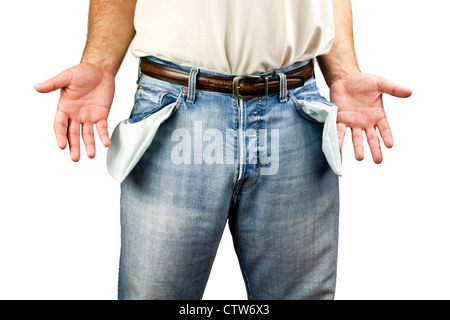 Les jeunes chômeurs homme habillé en jeans bleu montrant poches vides isolé sur fond blanc avec l'exemplaire de l'espace. Banque D'Images