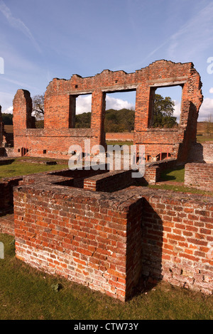 Les murs de brique rouge vieux ruinés, Lady Jane Grey's House, Bradgate Park, Newtown Linford, Leicestershire, England, UK Banque D'Images