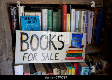 Books for Sale sign with second hand books on shelf St Dogmaels West Wales Pembrokeshire UK Banque D'Images