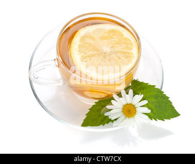 Tasse de thé avec tranche de citron, feuilles de menthe et de fleurs de camomille. Isolé sur fond blanc Banque D'Images