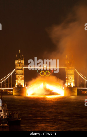 Tower Bridge et d'artifice pour célébrer l'ouverture des Jeux Olympiques de Londres 2012 Banque D'Images