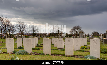 Checkoslovac Allemand Polonais & tombes militaires britanniques ont en commun une parcelle au cimetière de Chichester sous un ciel gris Banque D'Images