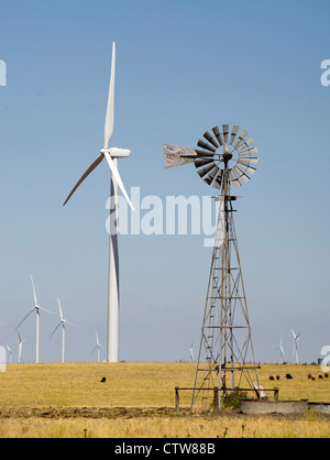 L'ancien et le nouveau, la I-70 près de Ellsworth, Kansas. Banque D'Images