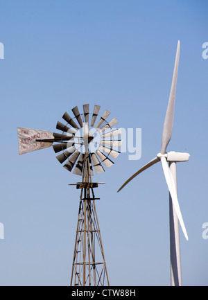 L'ancien et le nouveau, la I-70 près de Ellsworth, Kansas. Banque D'Images