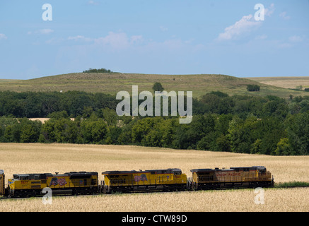 Un train fait son chemin à travers un champ de maïs sur la I-70 près de Topeka, Kansas. Banque D'Images