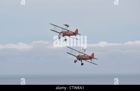 Le Breitling Wingwalker filles, sur le dessus des ailes de leurs biplans Boeing Stearman, effectuer à la Bournemouth Festival, 2011 Banque D'Images