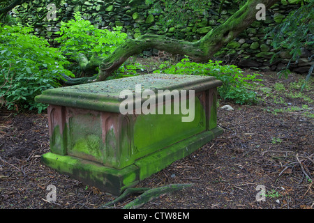 Le Birkett tombe à côté de l'ancien arbre d'if dans le cimetière de l'église Martindale Banque D'Images