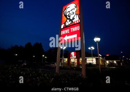 Traversez le restaurant KFC la nuit, Londres, Angleterre, Royaume-Uni. Banque D'Images