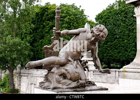 Nymphe statue sur le pont d'Alexandre III à Paris traversant la Seine Banque D'Images