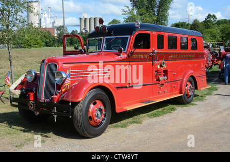 1936-37 Detroit Seagrave Berline sécurité rétablie comme un mémorial pour la plate-forme du service d'incendie de Detroit Michigan USA Banque D'Images