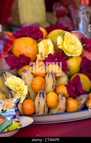 Le Myanmar, Birmanie, Bagan. Nat Pwe, une cérémonie pour remercier les esprits pour une année de bonne fortune. Table des offrandes aux esprits. Banque D'Images