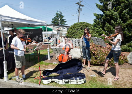 String Quartet de musiciens adolescents sérieusement jouer Bach à la lumière du soleil pour les dons farmers market Edmonds, Washington Banque D'Images