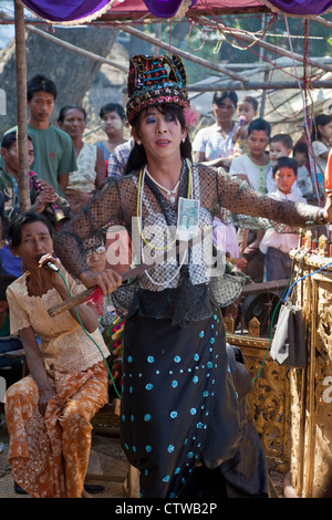 Le Myanmar, Birmanie, Bagan. Nat Pwe, une cérémonie pour remercier les esprits pour une année de bonne fortune. Banque D'Images