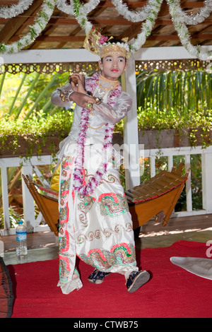 Le Myanmar, Birmanie. Bagan. Mâle birman danseur traditionnel. Banque D'Images