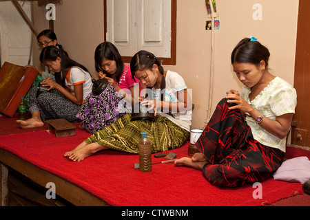 Le Myanmar, Birmanie. Bagan. Atelier de laques, les femmes au travail. Banque D'Images