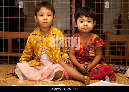 Le Myanmar, Birmanie. Bagan. Enfants birmans, deux filles. Ils portent des thanaka coller sur leurs visages, un cosmétique crème solaire. Banque D'Images