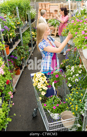 Woman shopping for Flowers in garden centre de sélection des plantes Banque D'Images