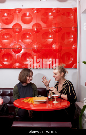 Les femmes au bar café Tallinn Estonie Banque D'Images