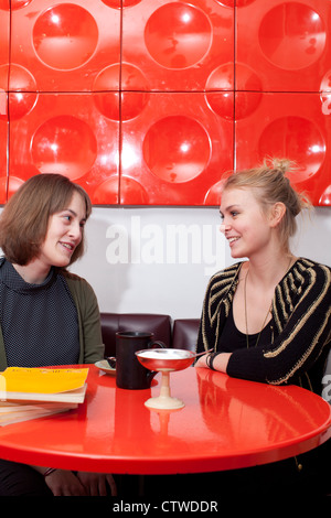 Les femmes au bar café Tallinn Estonie Banque D'Images