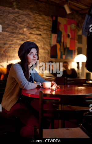 Les femmes au bar café Tallinn Estonie Banque D'Images