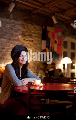 Les femmes au bar café Tallinn Estonie Banque D'Images