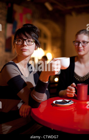 Les femmes au bar café Tallinn Estonie Banque D'Images