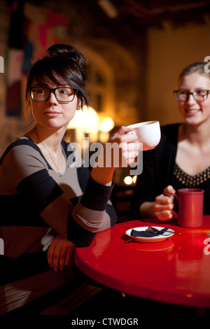 Les femmes au bar café Tallinn Estonie Banque D'Images