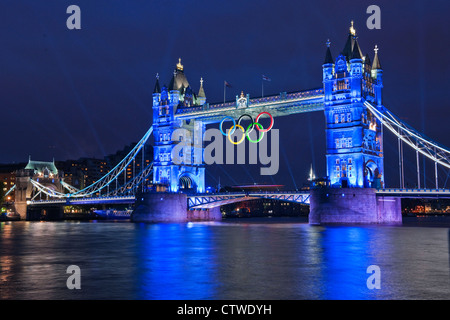 Un jeu de lumières sur le Tower Bridge avec anneaux olympiques précède un feu d'artifice à l'ouverture des Jeux Olympiques 2012 Banque D'Images