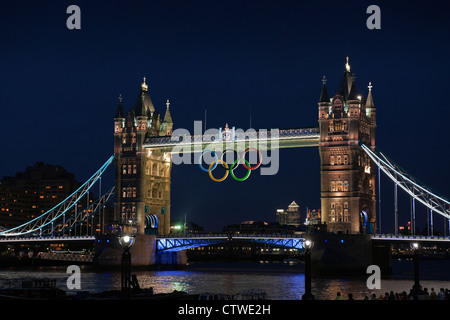 Un jeu de lumières sur le Tower Bridge est répété un mois avant l'ouverture de la 30e Jeux olympiques de Londres, en Angleterre Banque D'Images