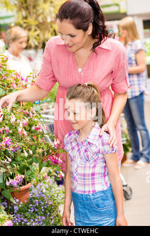 Petite fille avec sa maman shopping au marché de l'usine Banque D'Images