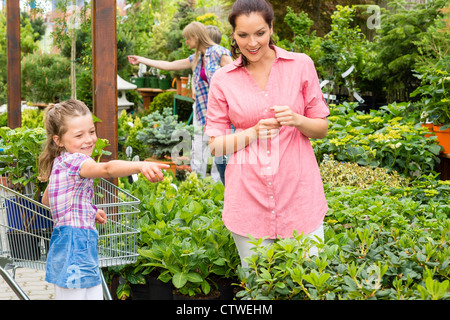 Petite fille avec sa maman shopping au marché de l'usine Banque D'Images