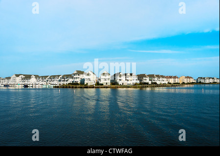 Maisons au bord de l'eau, le voilier point, l'île de Roanoke, North Carolina, USA Banque D'Images