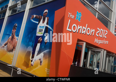Avec des images d'athlètes olympiques tels que le nageur Michael Phelps et Phillips Idowu, un cavalier extérieur de la boutique olympique dans le Parc olympique au cours de l'Jeux olympiques de 2012 à Londres. Ce terrain a été transformé pour devenir un 2,5 Km2 complexe sportif, une fois que les entreprises industrielles et maintenant le lieu de huit salles dont l'arène principale, centre aquatique et le vélodrome et le Village Olympique des athlètes. Après les Jeux Olympiques, le parc est d'être connu sous le nom de Queen Elizabeth Olympic Park. Banque D'Images
